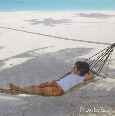 Les enfants aussi apprécient les Maldives. La Vie est Belle