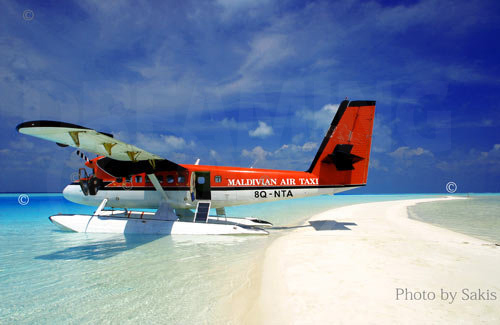 Hydravion de la Maldivian Air Taxi gare sur un banc de sable