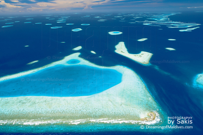 L'atoll de Male Nord Maldives et ses sites de plongée. Photo aérienne de l'Atoll .