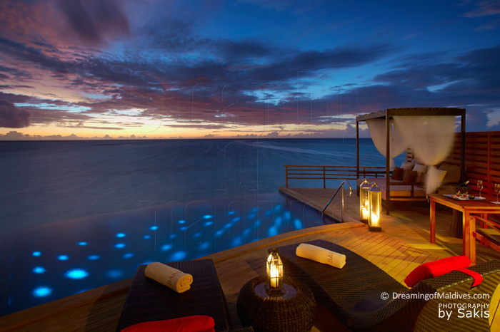 Baros Maldives Pool Water Villa. Vue sur le coucher de Soleil