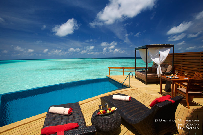 Baros Maldives Pool Water Villa. Vue infinie sur le bleu du Lagon