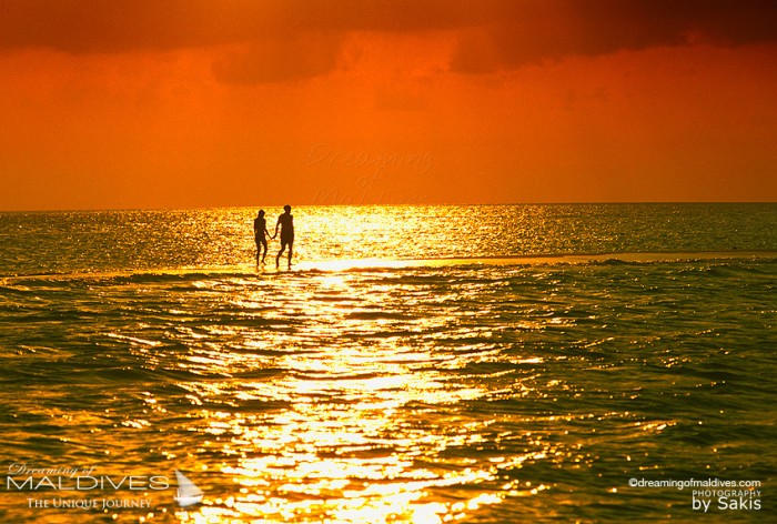 couple au Coucher du Soleil aux Maldives