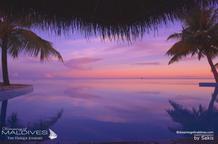 reflections piscine Coucher de Soleil aux Maldives