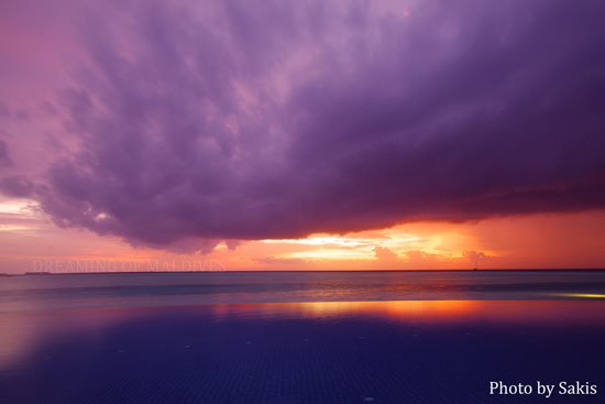 Coucher de Soleil pendant la mousson aux Maldives
