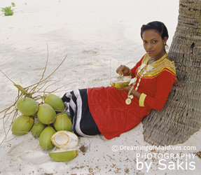 Jeune femme Maldivienne en costume traditionnel.