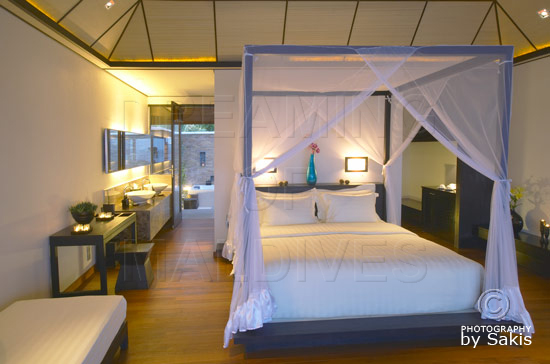 Lily Beach Maldives - La chambre d'une Beach Villa et la salle de bain en arrière plan