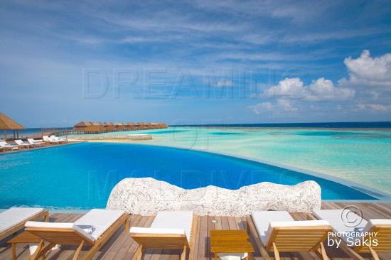 Lily Beach Maldives - Vue sur les water Villas depuis a piscine du bar Aqua