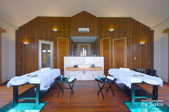 Lily Beach Maldives - Le Spa. Salle de Massages et soins avec plancher de verre