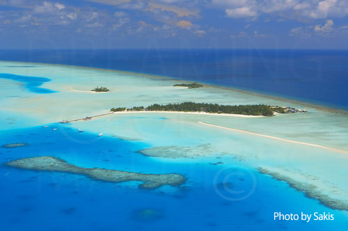 Photo aérienne des Maldives - Ile-Hotel avec recif et banc de sable