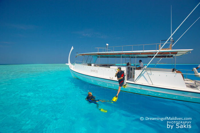 Plongee depuis un des bateaux de Baros Maldives