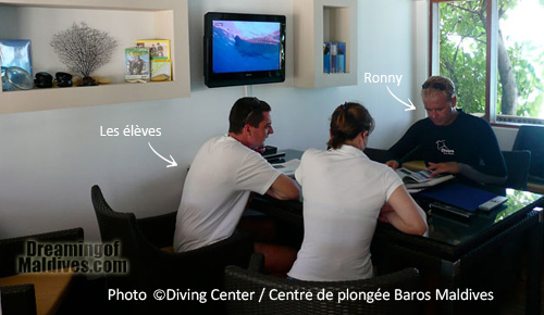 Le centre de Plongee de Baros Maldives. Salle de cours