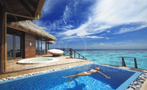 DJ Ravin, back to Huvafen Fushi for his “Huvafen Fushi Maldives Compilation” Vol 2 – Our Music selection 3