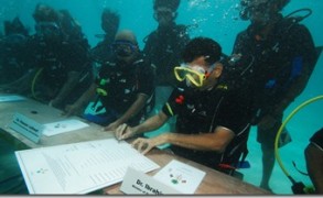 Maldives cabinet makes a splash