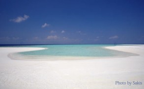 Swimming-pool, lagoon,… or simply Maldives ?