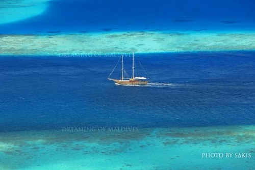 Maldives Liveaboard a ship cruising between reefs
