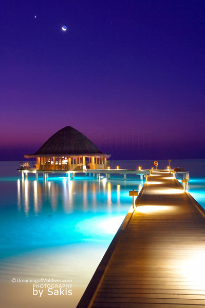 The moon and VEnus in the sky Maldives between Dusk and Dawn