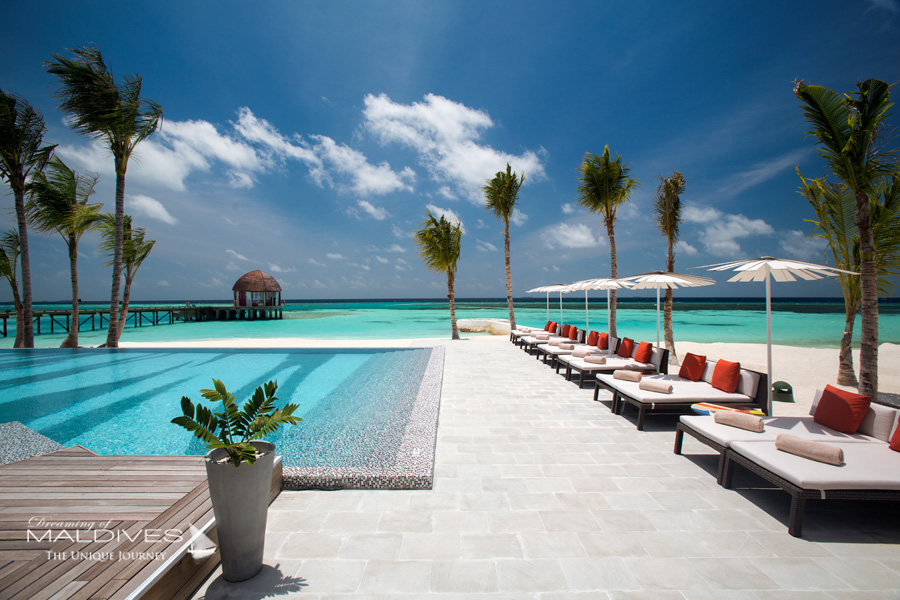 Ozen at Maadhoo Maldives. JOIE DE VIVRE Pool Bar