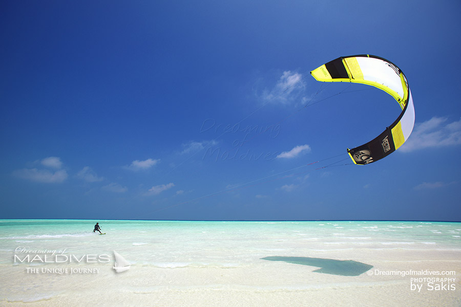 Glisser sur les eaux limpides d'un banc de sable en kitesurf ou en funboard