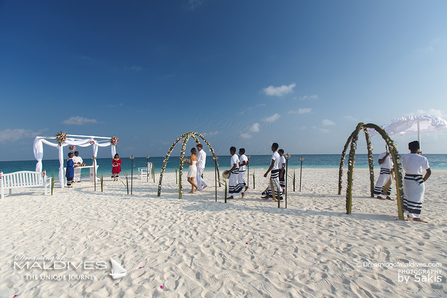 Célébrer ses vœux de mariage ou son amour de l'autre sur une plage de sable blond