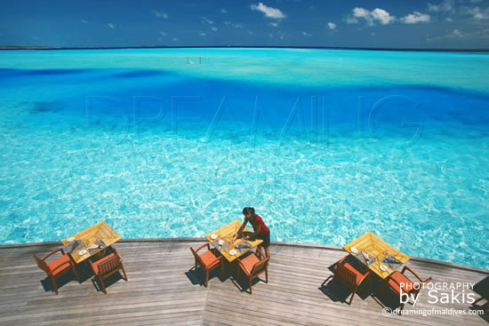Anantara Dhigu Maldives, La Terrasse sur la lagon du Restaurant principal, Fuddan Anantara Dhigu Maldives, La Terrasse sur la lagon du Restaurant principal, Fuddan