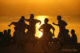 Danseurs et groupe Bodu Beru au coucher de soleil 