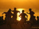 Danseurs et groupe Bodu Beru au coucher de soleil