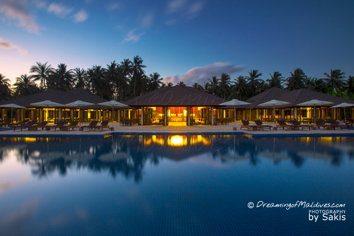 Atmosphere Kanifushi Maldives - La piscine et le Bar à l'heure du Coucher de Soleil Atmosphere Kanifushi Maldives - La piscine et le Bar à l'heure du Coucher de Soleil