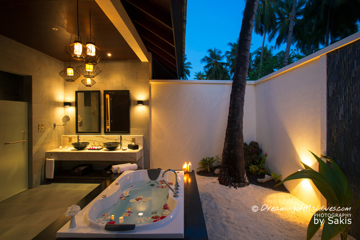 Atmosphere Kanifushi Maldives La Salle de Bain a ciel ouvert des Sunset Beach Villas Atmosphere Kanifushi Maldives La Salle de Bain a ciel ouvert des Sunset Beach Villas