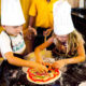 Leçon de cuisine avec le club-enfants du Anantara Dhigu Maldives. Être Pizzaiolo