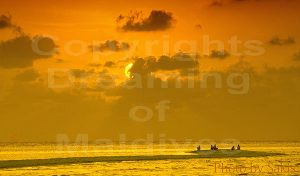 Banc de sable aux Maldives au coucher de soleil