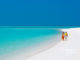 Couple sur une plage des Maldives Lune de Miel