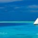 Dhoni le bateau traditionnel des Maldives voguant sur lagon bleu