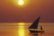 Petit dhoni des Maldives au coucher de soleil