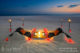 Dîner romantiques au coucher de Soleil aux Maldives Table creusée dans le  sable de la plage de Velassaru Maldives