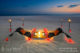 Dîner romantiques au coucher de Soleil aux Maldives Table creusée dans le sable de la plage de Velassaru Maldives