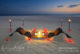 Dîner romantique aux Maldives sur une table sculptée dans le sable à Velassaru