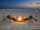 Dîner romantique aux Maldives sur une table sculptée dans le sable à Velassaru