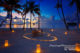 Un Dîner romantique au coucher de Soleil sur la plage de Gili Lankanfushi Maldives.