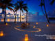 Un Dîner romantique au coucher de Soleil sur la plage de Gili Lankanfushi Maldives.