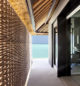 Perspectives et jeux de lumières dans les allées des villas sur pilotis architecture design hôtel Cheval Blanc Randheli Maldives