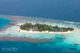 Vue aérienne sur Ile privée Maldives Coco Privé et ses récifs 