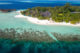 Vilamendhoo Vue Aérienne sur le bar et la piscine de d'hôtel donnant sur les magnifiques récifs de l'ile