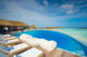 Lily Beach Maldives - Le bar Aqua avec sa piscine à débordement et les water villas en arrière plan Lily Beach Maldives - Le bar Aqua avec sa piscine a débordement et les water villas en arrière plan