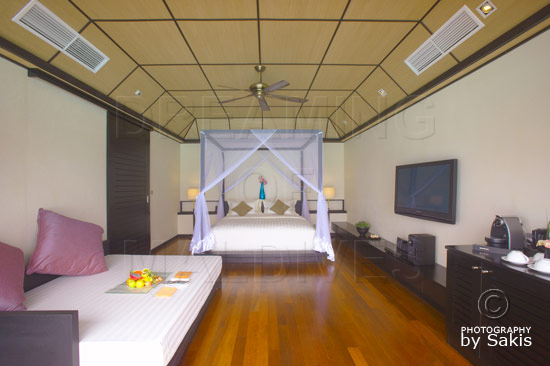 Lily Beach Maldives - La chambre d'une Beach Villa. Vue depuis la terrasse Lily Beach Maldives - La chambre d'une Beach Villa. Vue depuis la terrasse
