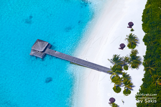 Galerie de Photos Naladhu Maldives - Vue Aérienne sur la jetée d’arrivée Galerie de Photos Naladhu Maldives - Vue Aérienne sur la jetée d’arrivée