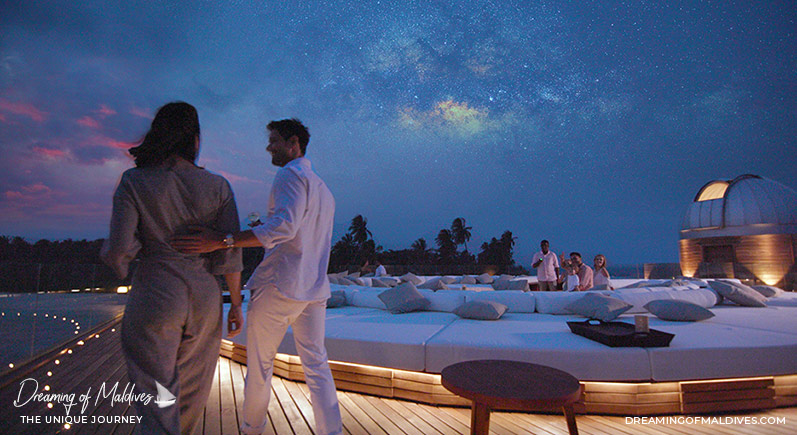 10 Lieux Extraordinaires À Voir Aux Maldives Observatoire astronomique sur pilotis à Anantara Kihavah Maldives