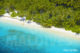Photo aérienne des Maldives - Zoom sur la plage d'une ile deserte