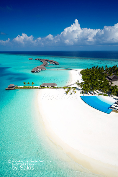 Photo aérienne de Velassaru Maldives. Vue sur la piscine a débordement, la page et le lagon de l'ile hôtel Photo aérienne de Velassaru Maldives. Vue sur la piscine a débordement, la page et le lagon de l'ile hôtel