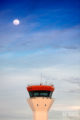 pleine lune aux Maldives. Tour de controle aeoroport