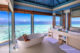 Les villas sur pilotis du Raffles Meradhoo ont des salles de bain avec des vues sublimes sur le lagon et le recif maison de l'ile